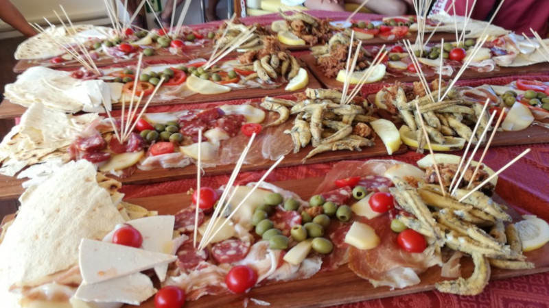 motoneve davide aperitif with cutting board of typical products