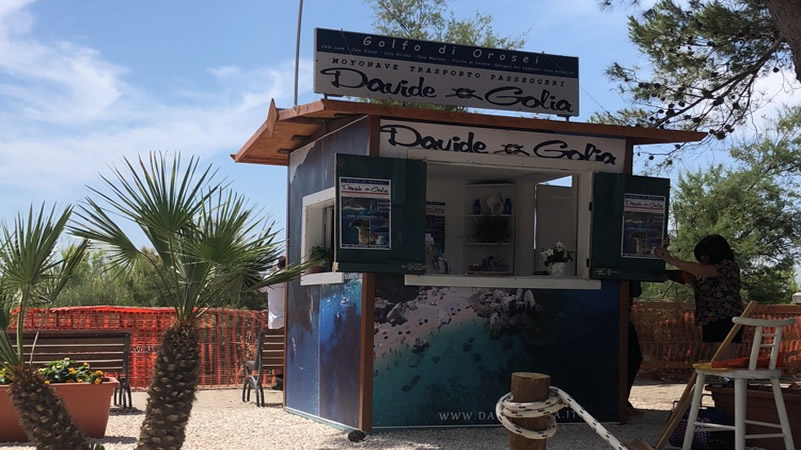 La taquilla de Davide y Golia en Marina di Orosei.