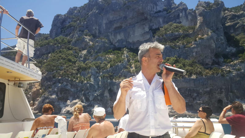 Capitan Danilo spiega l'itinerario e le bellezze visibili lungo l'itinerario